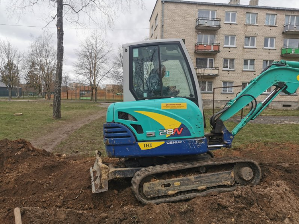 Naujojoje Akmenėje prasideda Žalgirio kvartalo kiemų tvarkymas: kur ir kada laikinai patraukti automobilius