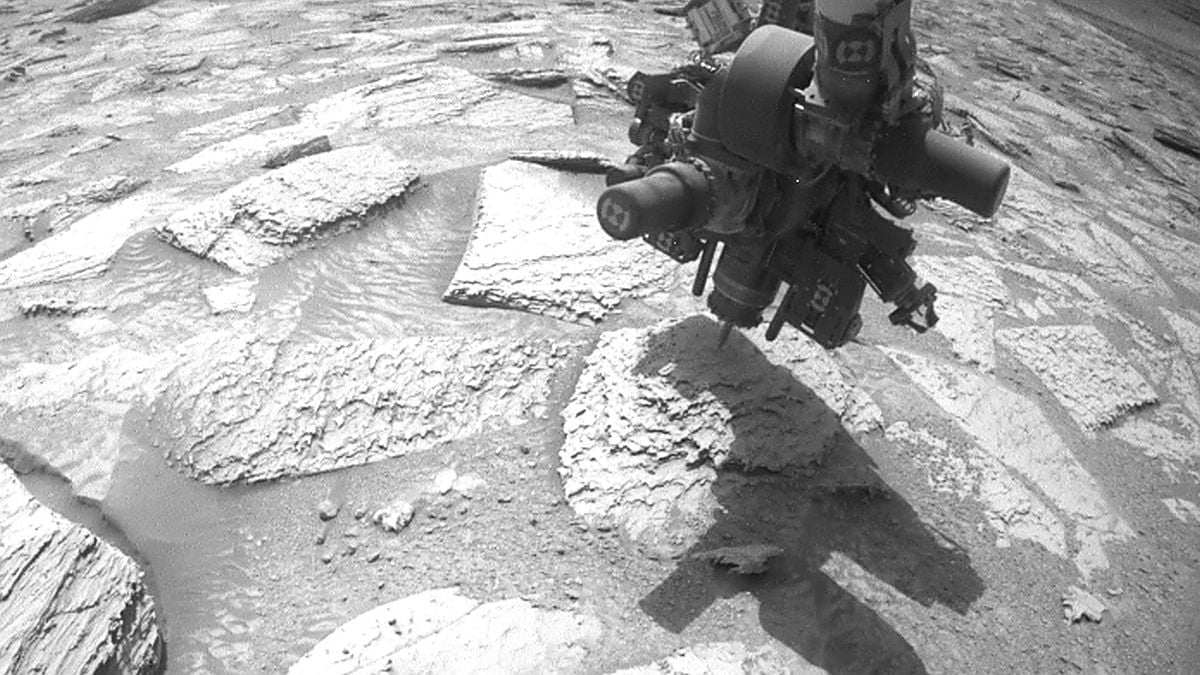 „Curiosity“ gręžė Marso uolą, bet nutiko neregėta: įrankis iškėlė visą luitą
