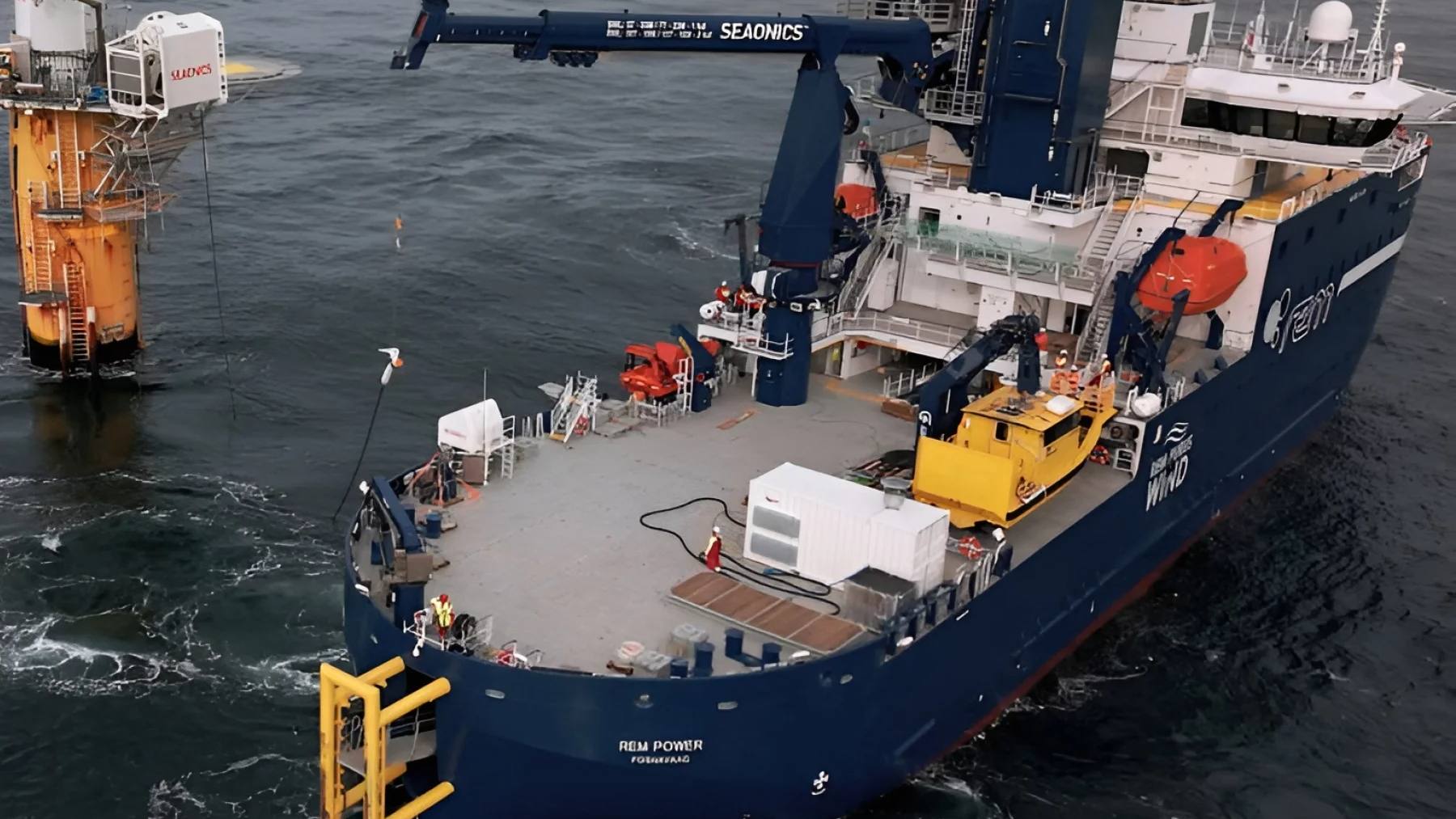 Norvegijoje išbandytas belaidis laivų įkrovimas atviroje jūroje: energija tiekiama iš vėjo parkų