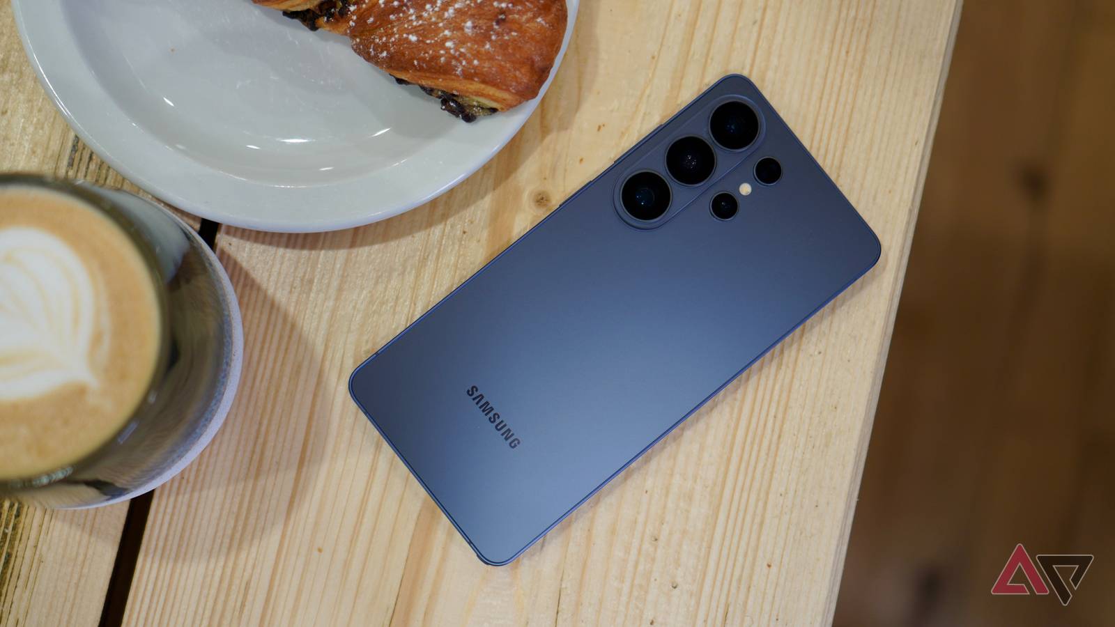 „Samsung“ „Galaxy S26“ pardavimai sulėtėjo: po įspūdingo starto pirkėjus atbaidė kaina