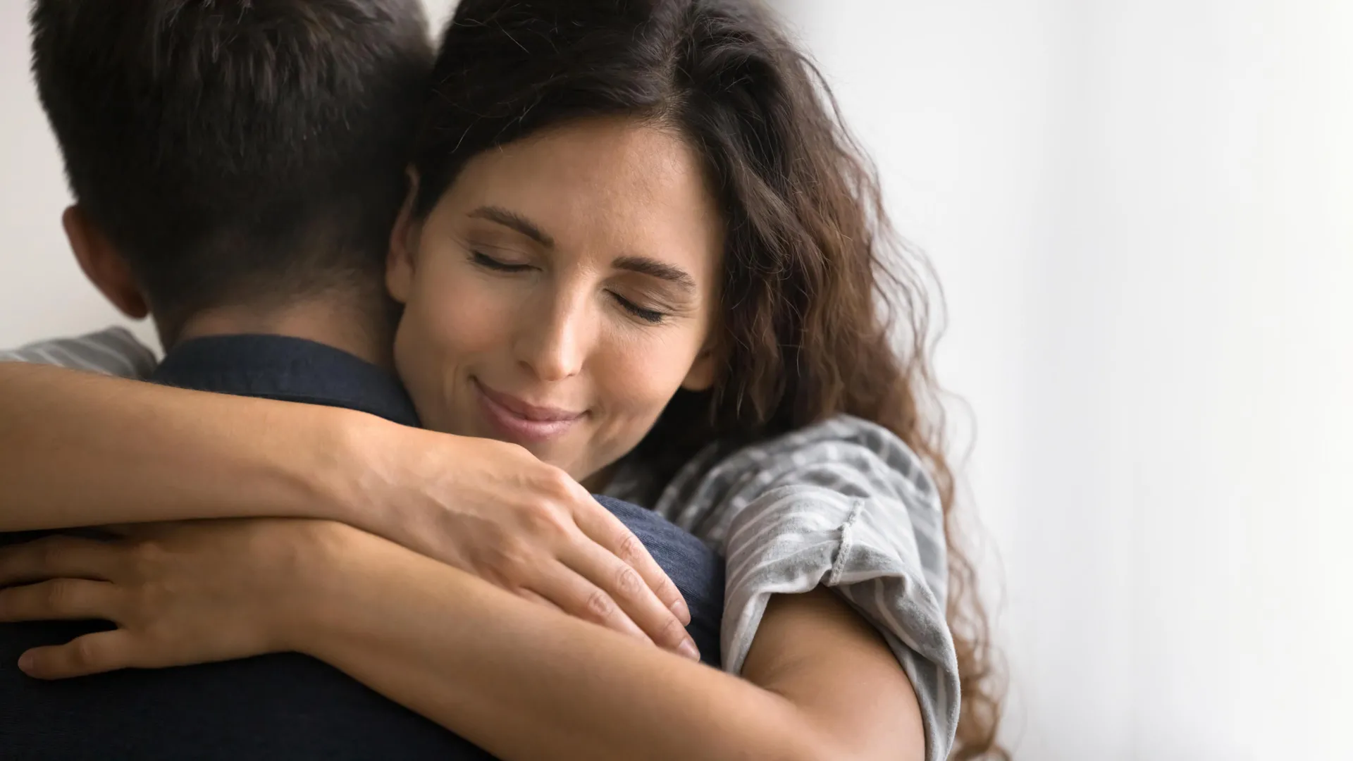 Warm hugs and the brain: New thermoception research reveals how temperature shapes body awareness and mood