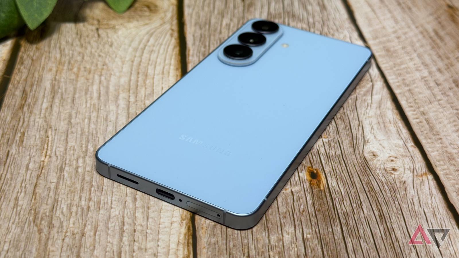 „Samsung“ gali smarkiai taupyti ties „Galaxy S27“: kalbama apie BOE ekranus ir prastesnę vertę