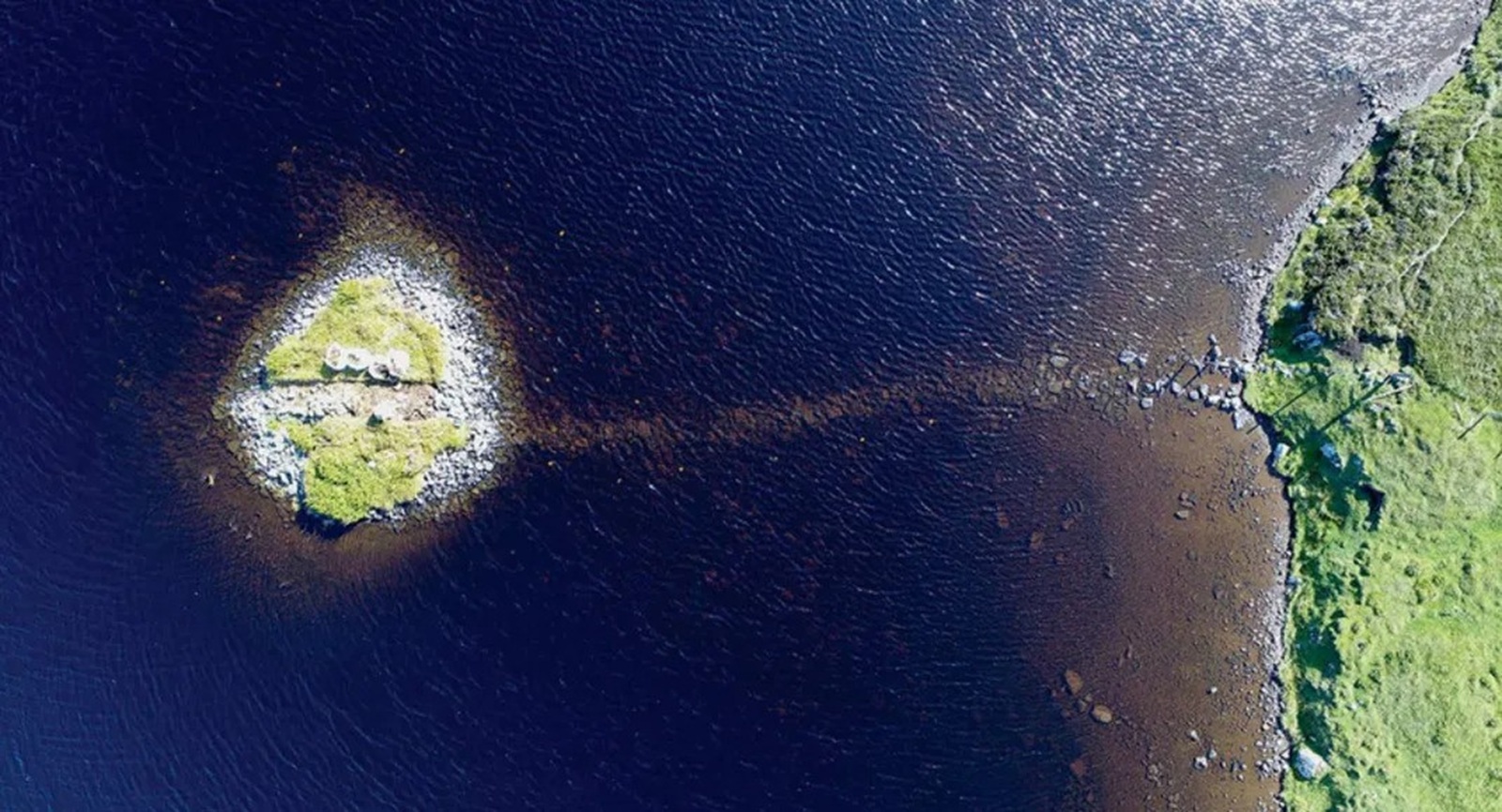 Škotijoje aptiko žmogaus sukurtą salą: ji senesnė už Stounhendžą ir glumina archeologus