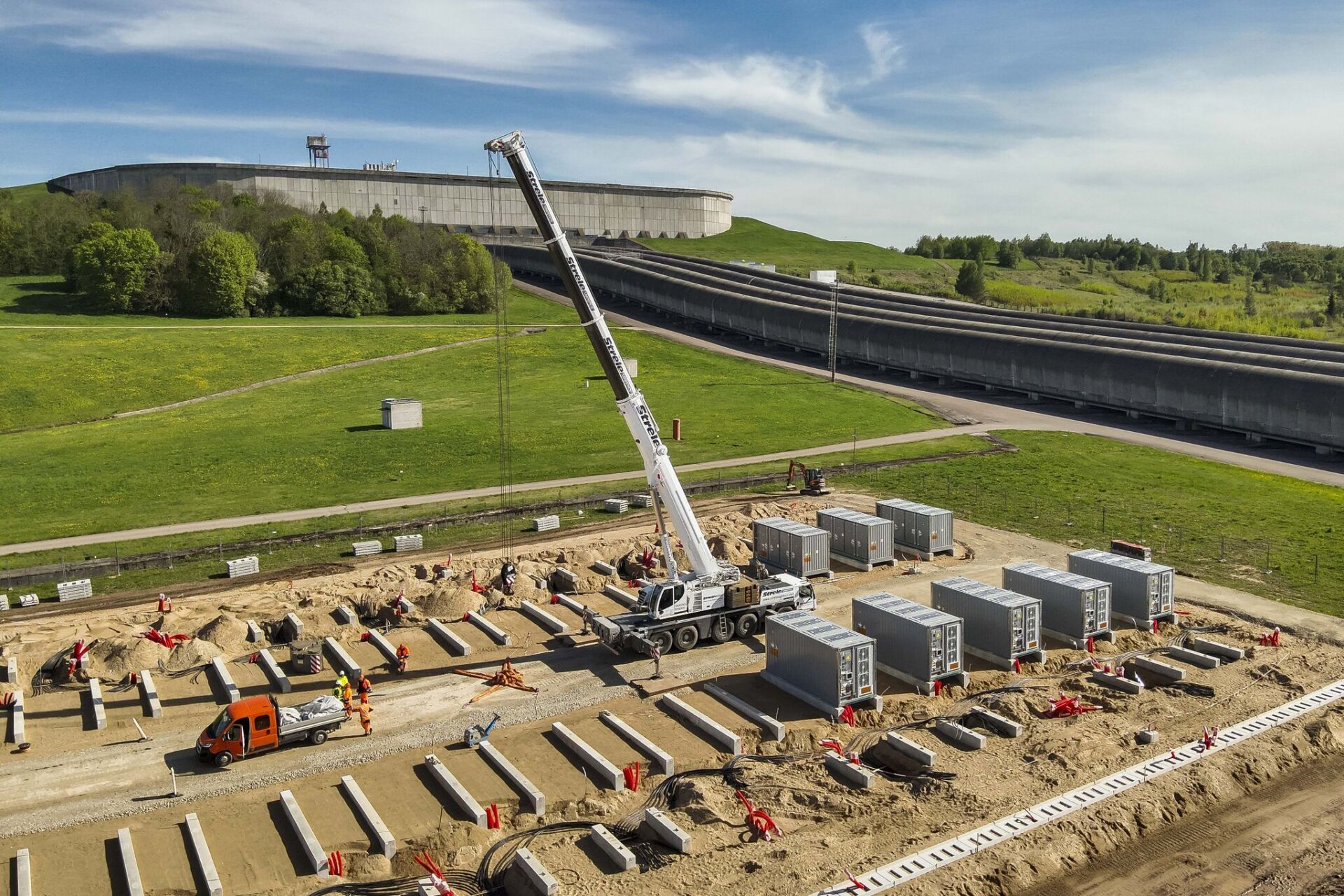 Kruonio elektrinę pasiekė pirmieji baterijų kaupikliai: „Ignitis“ iki 2027 metų žada 99 MW galią