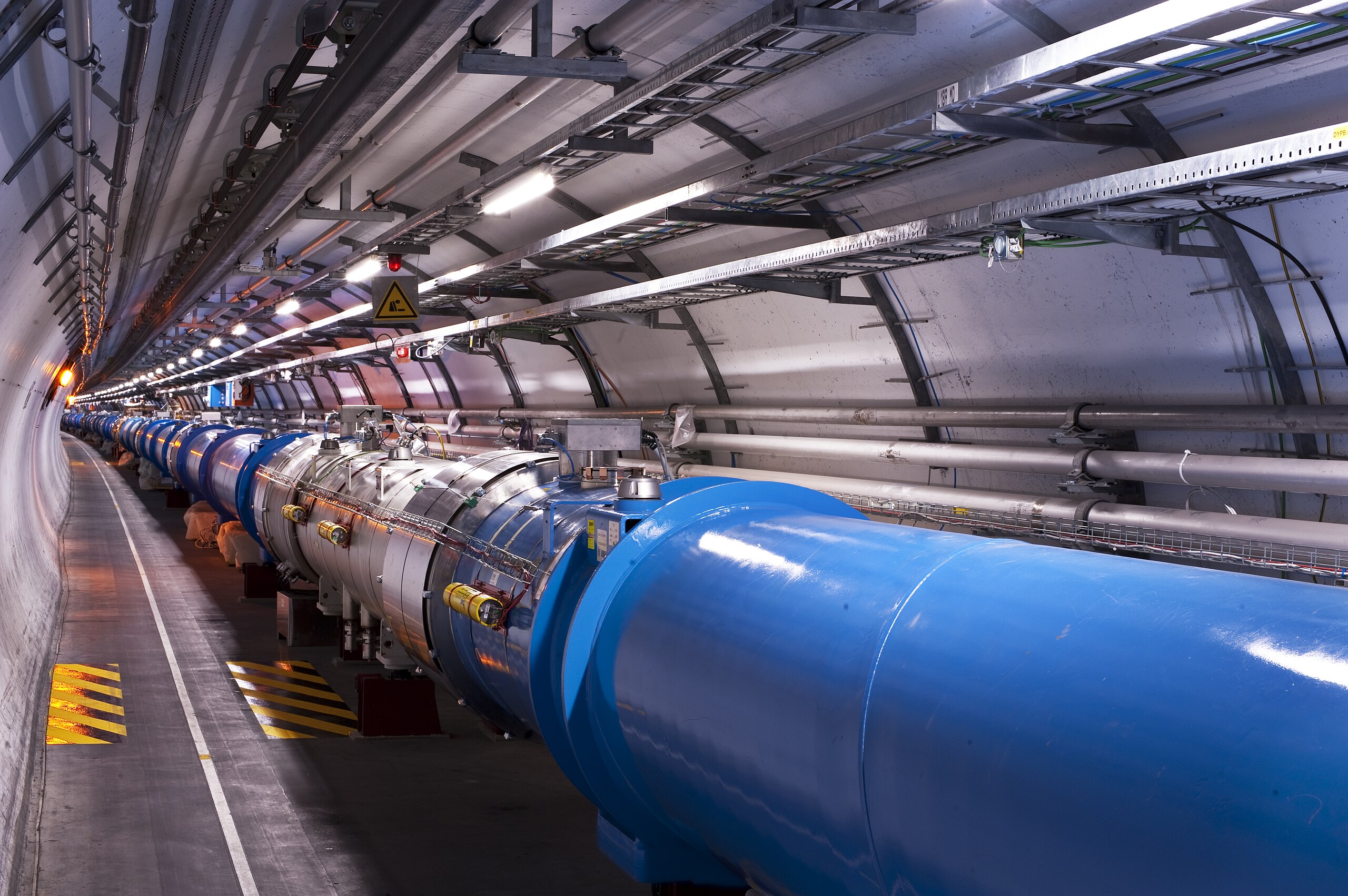 CERN po žeme ieško naujos Visatos jėgos: LHC duomenys kelia klausimų dėl dalelių elgesio