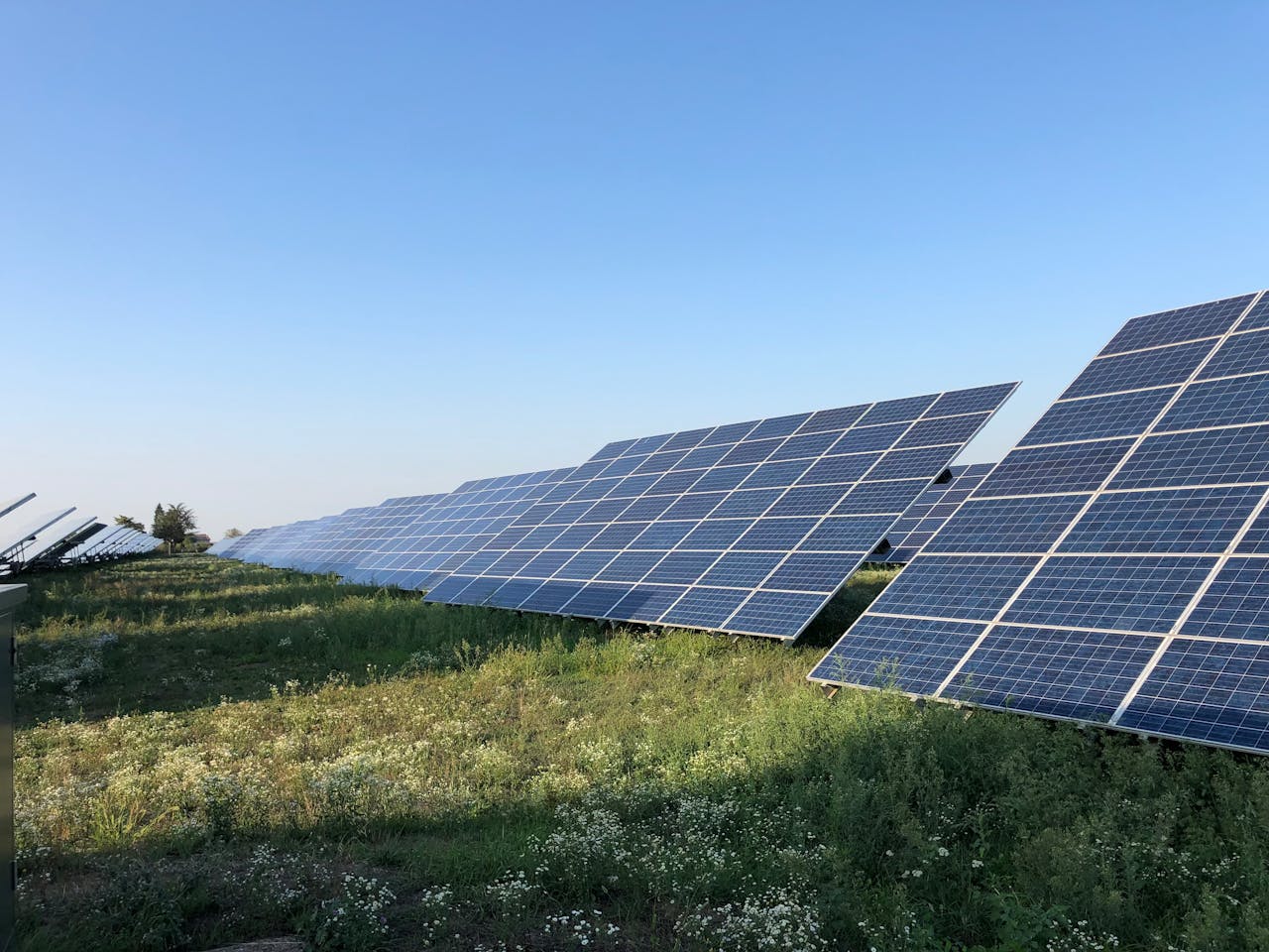 Vakarų Graikija planuoja 105 MW viešą saulės parką: žadama iki 62 proc. mažesnė elektra