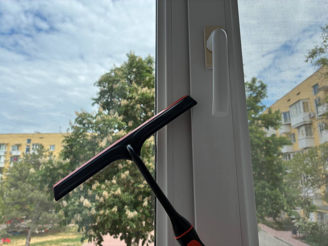 Trys klaidos, dėl kurių langai lieka dryžuoti: pakeiskite šį įprotį ir stiklas spindės