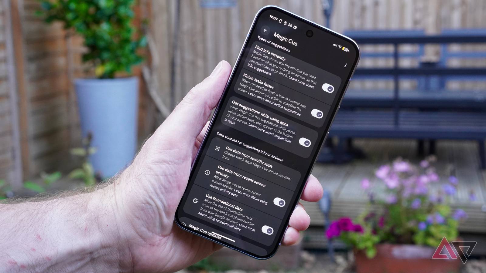 „Google“ pagaliau gaivina Magic Cue: žada daugiau programų ir pertvarką, kad funkcija nebūtų triukas