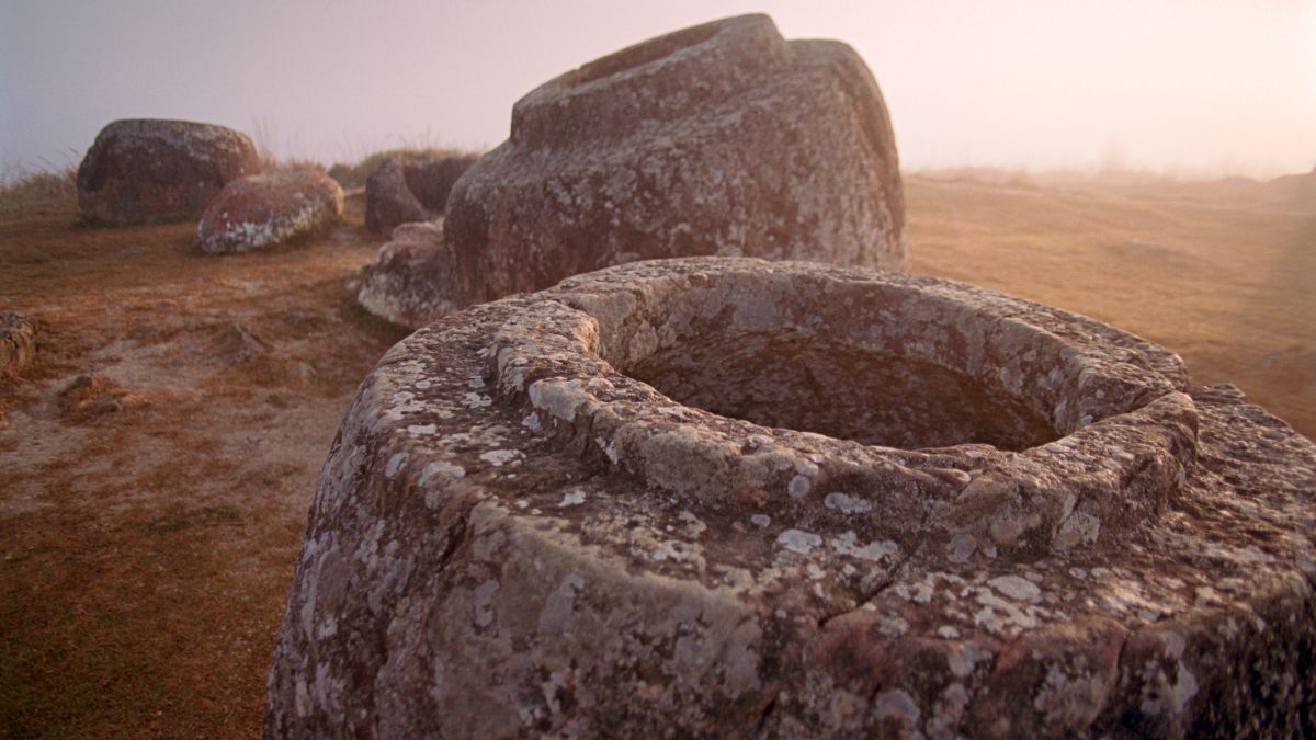 Kas slėpėsi milžiniškame Laoso akmeniniame inde: archeologai rado šiurpų radinį
