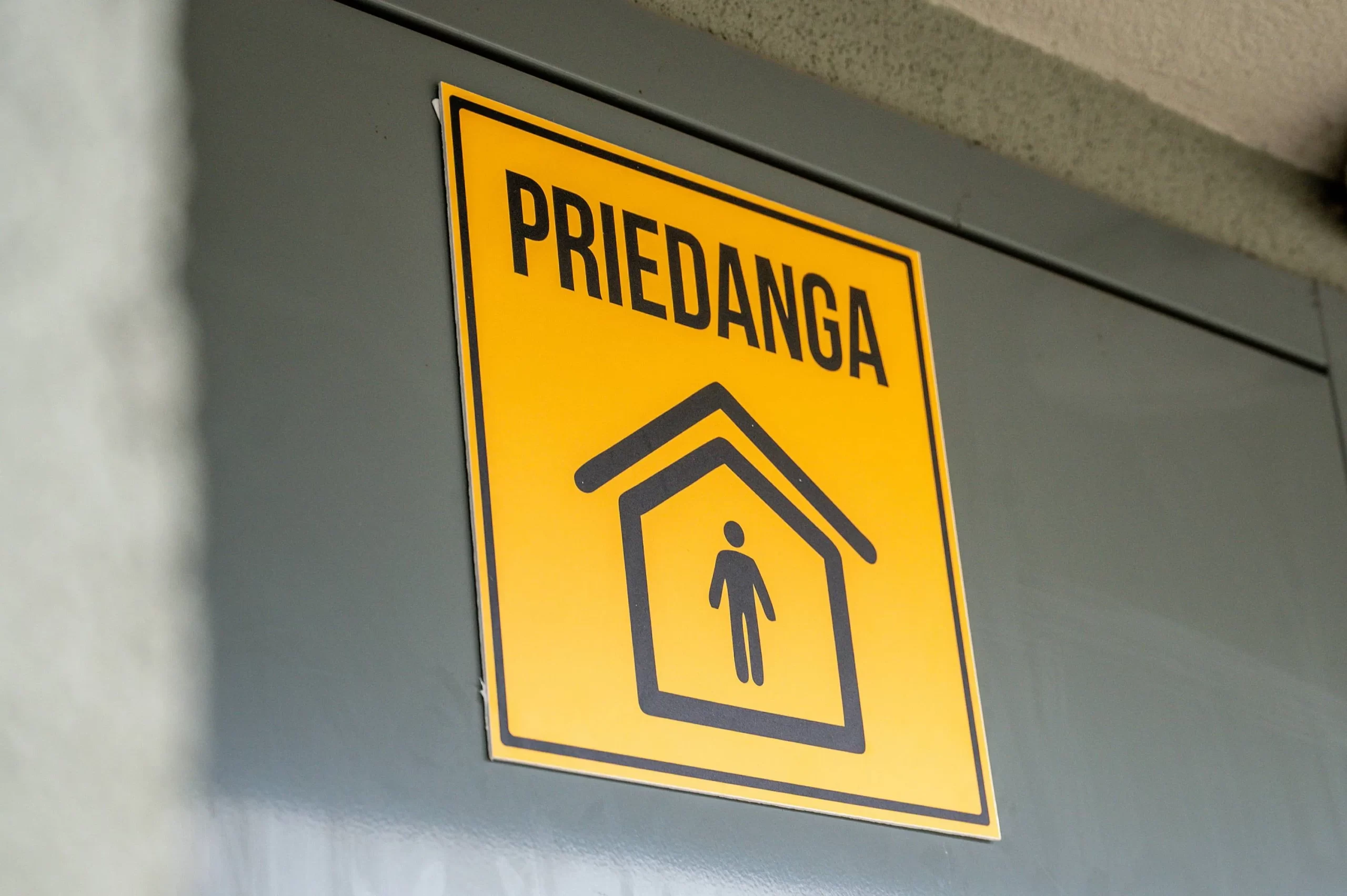 Kur rasti savivaldybės priedangas: interaktyvus žemėlapis ir ką daryti išgirdus oro pavojaus signalą