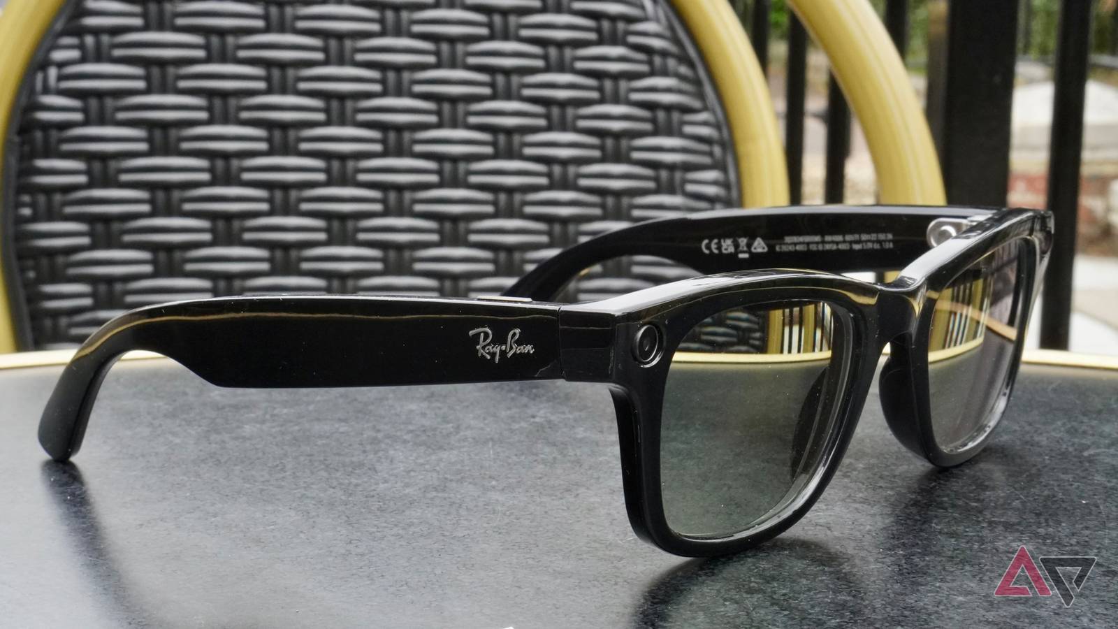 Skandalas dėl „Ray-Ban Meta“ akinių: politikai reikalauja skubios kontrolės, įsitraukia ES