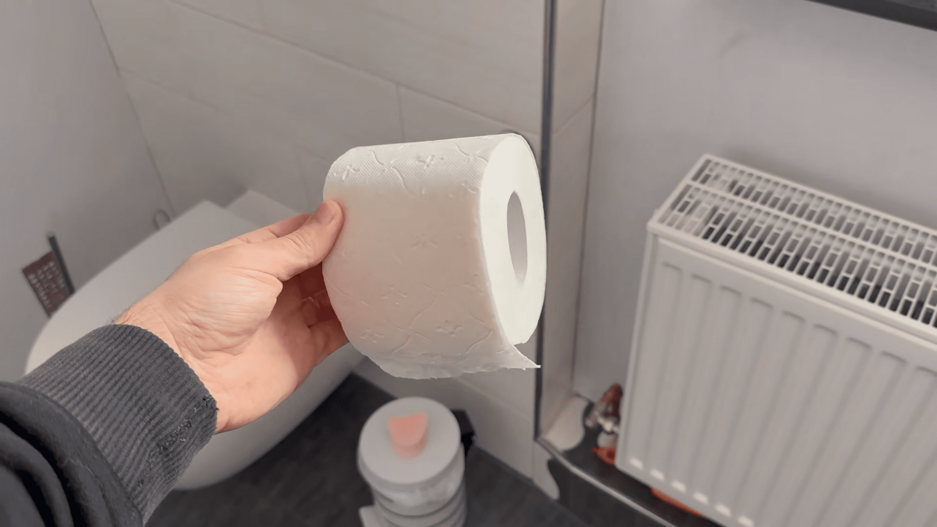 Amžinas ginčas tualete išspręstas: išradėjo patentas atskleidė, kaip kabinti ruloną
