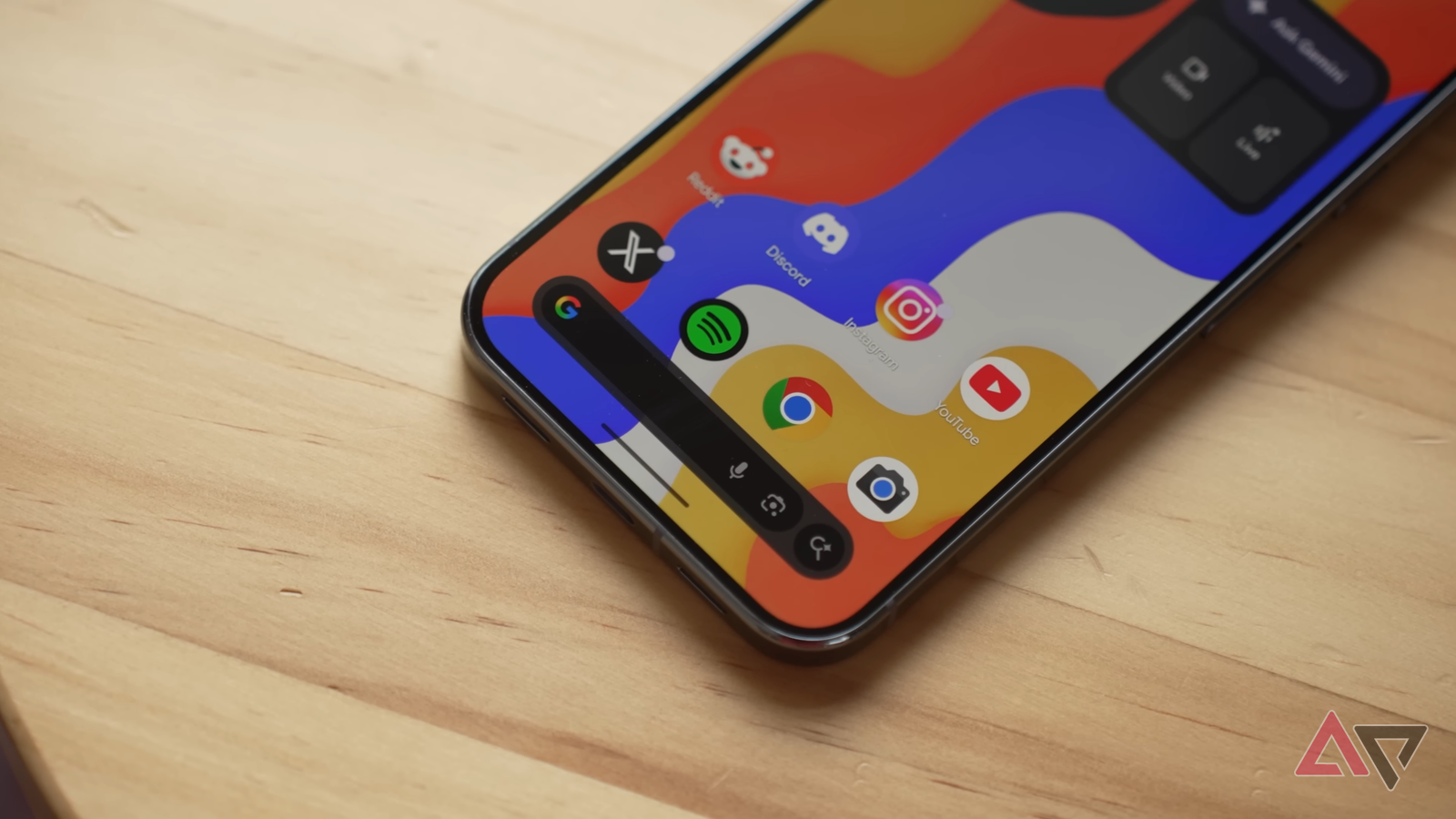 „Google“ Pixel gavo gegužės atnaujinimą: taiso įkrovimą, kameras ir keičia Android 16