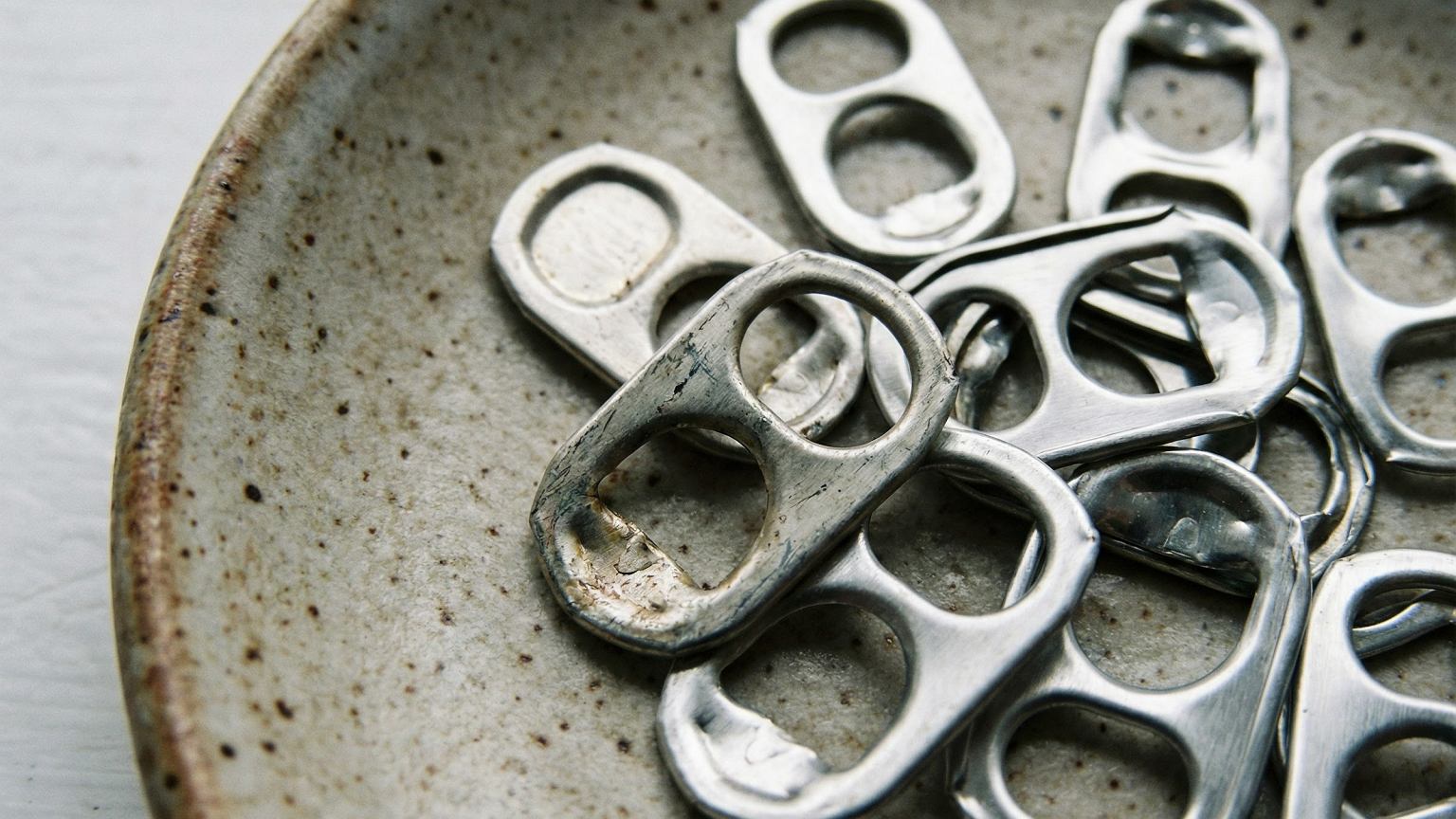 Trūksta vietos spintoje? Šis skardinės žiedelis per kelias sekundes pakeis tvarką