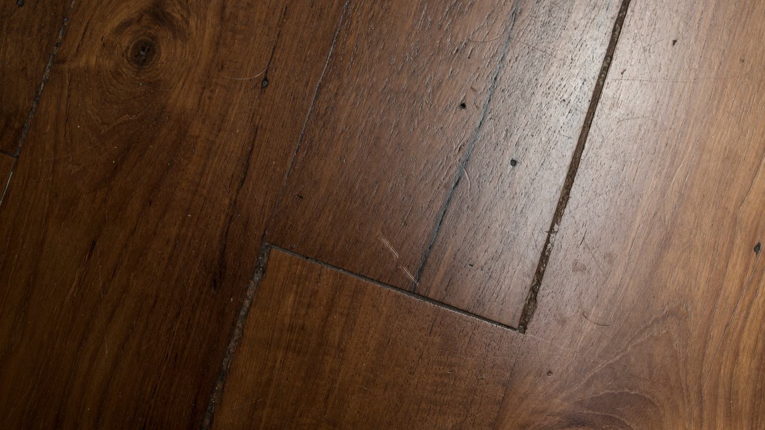 Tarpai laminato grindyse erzina? Šis paprastas būdas juos užpildyti gali išgelbėti vaizdą