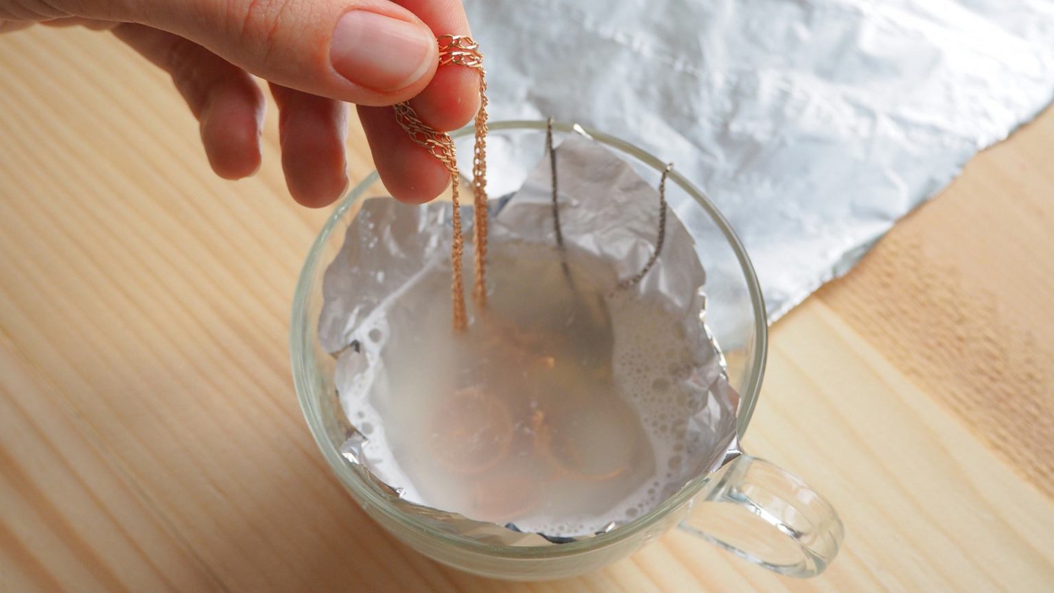 Papurkšk ir nušluostyk: šis vonios produktas per minutes sugrąžina aukso papuošalų blizgesį