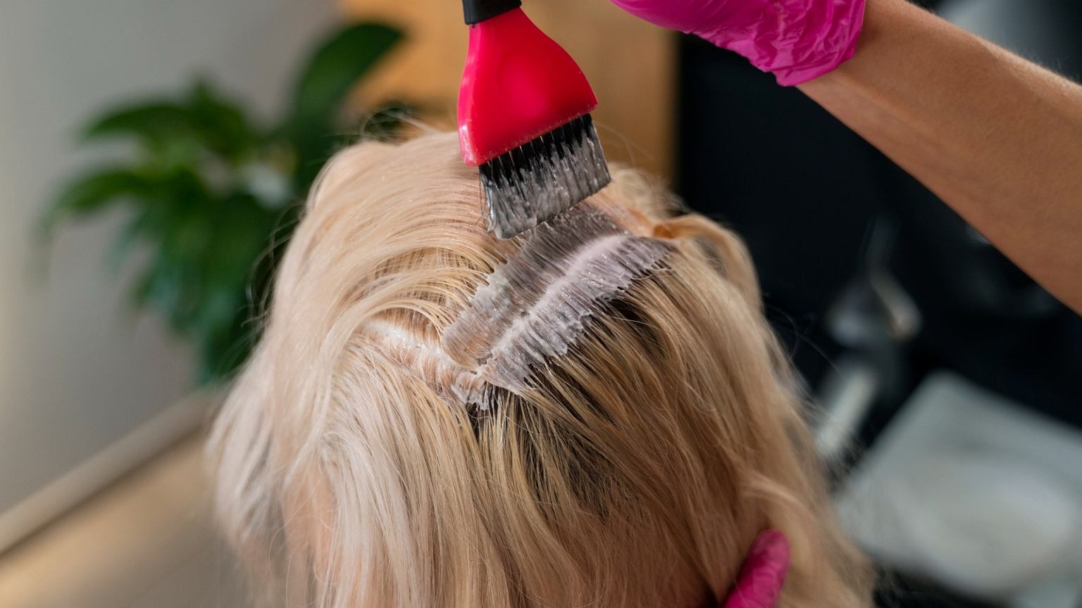 Klasikinis blondas traukiasi: 3 atspalviai, kuriuos kirpėjai vadina 2026 metų hitu