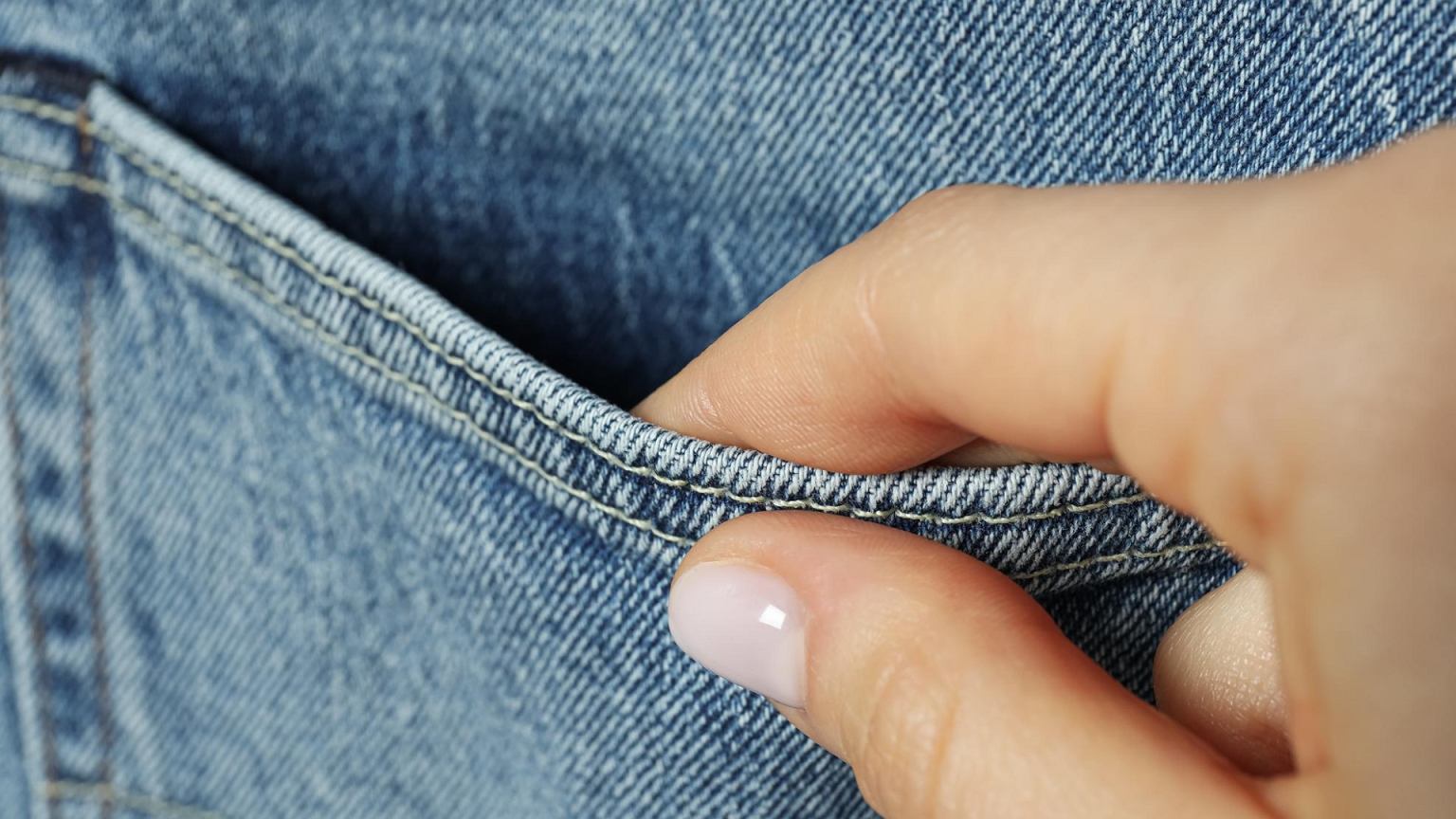 Džinsų mada vėl verčiasi: 2026 metais sugrįžta slim, bet ne ankštos „rurkos“ – kas pasikeitė