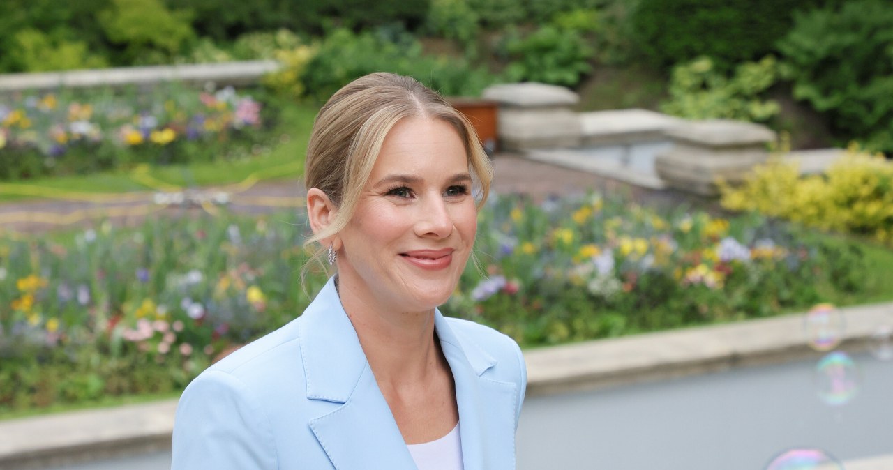 Marta Nawrocka vėl pasirinko mėlyną kostiumą: daugelis įžvelgia kunigaikštienės Kate stilių
