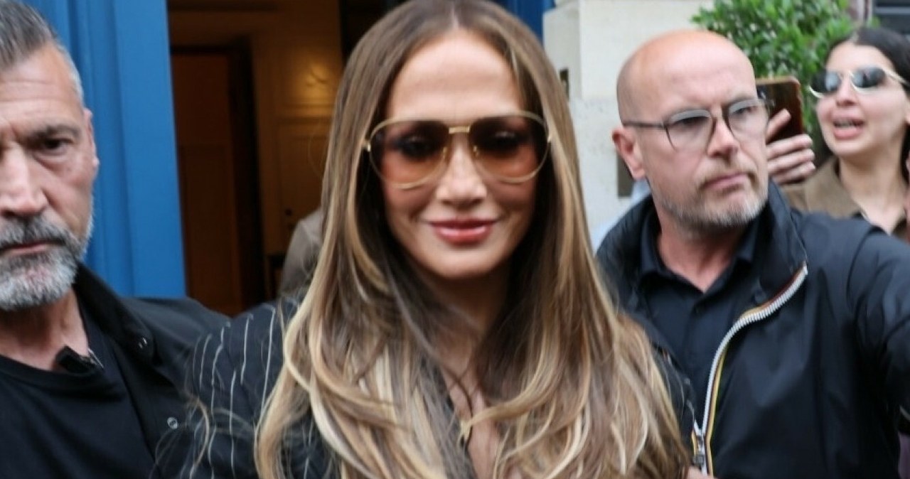 Jennifer Lopez Prancūzijoje nustebino biuro stiliumi: „Hermès“ rankinė pavogė visą šou