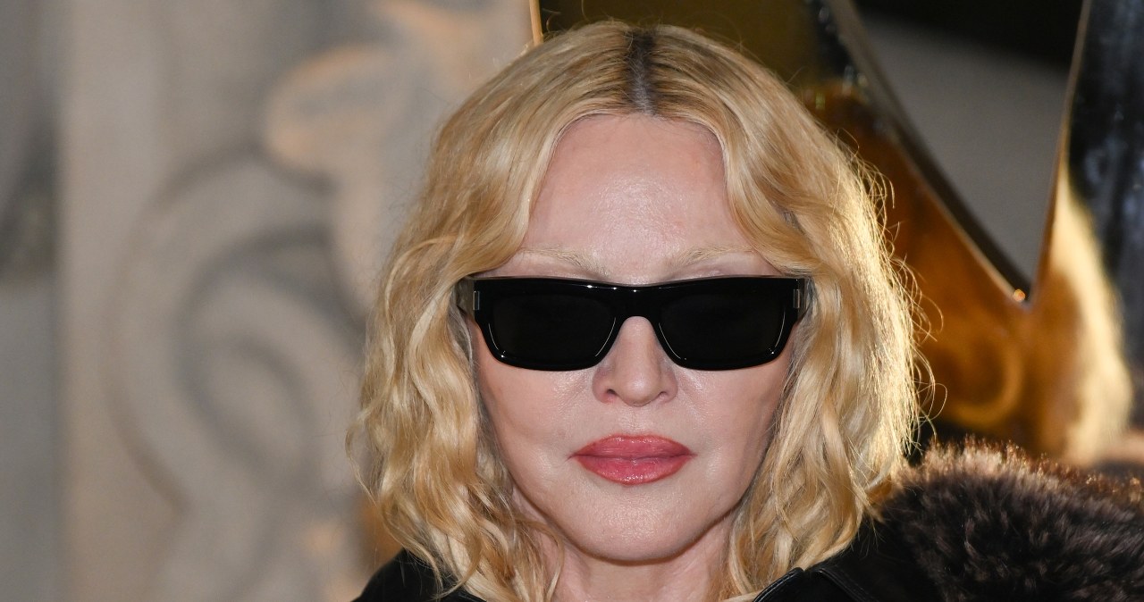 Madonna Paryžiaus mados savaitėje vėl šokiruoja: „Saint Laurent“ lateksas ir nėriniai užvaldė dėmesį
