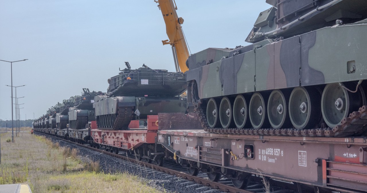 Galingiausi JAV tankai „Abrams“ atvyko į Lenkiją: ką tai keičia rytiniame NATO flange