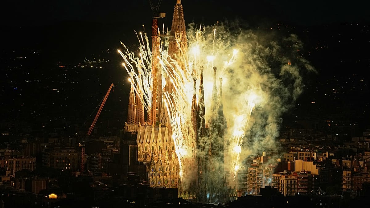 Po 144 metų Barselonoje užbaigtas aukščiausias Sagrada Familia bokštas: jį palaimino popiežius Leonas XIV