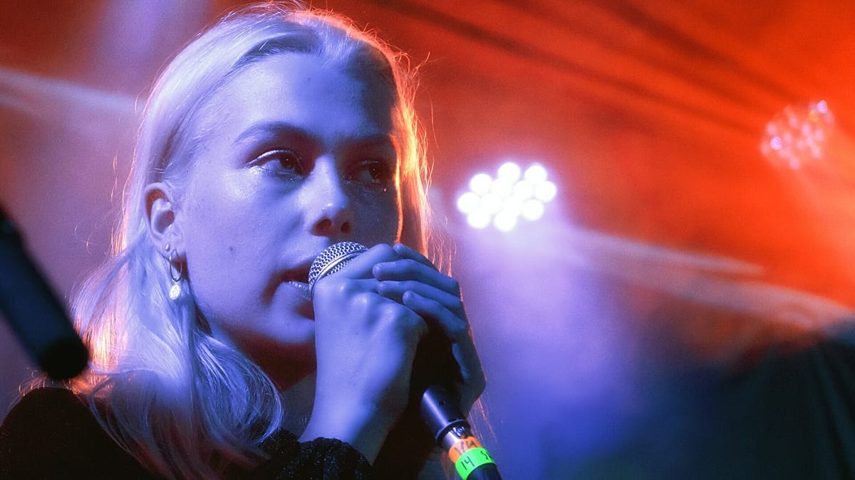 Phoebe Bridgers Europoje rengs koncertus be telefonų: kodėl vis daugiau muzikantų renkasi draudimą