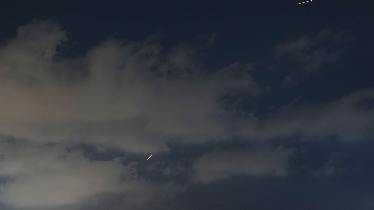 Iranas vėl apšaudė Izraelį raketomis: pirmas toks smūgis nuo balandį įsigaliojusių paliaubų