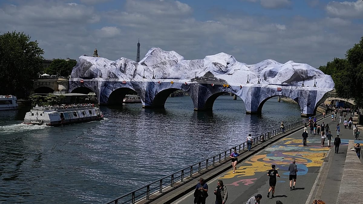 Vėjas apgadino JR instaliaciją „La Caverne“ ant Pont-Neuf: atidėta atidarymo ceremonija Paryžiuje
