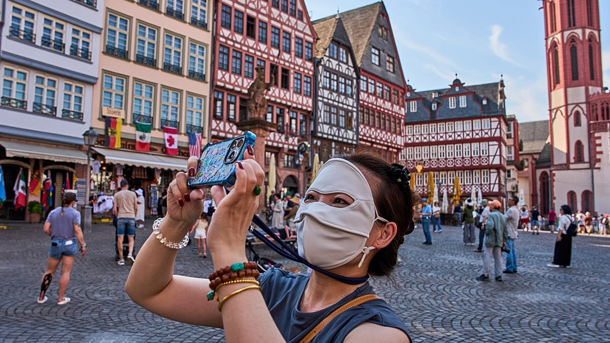 Japonų vėsinantys kaklaraiščiai ir kinų „facekini“: kaip pasaulis gelbėjasi nuo kaitros