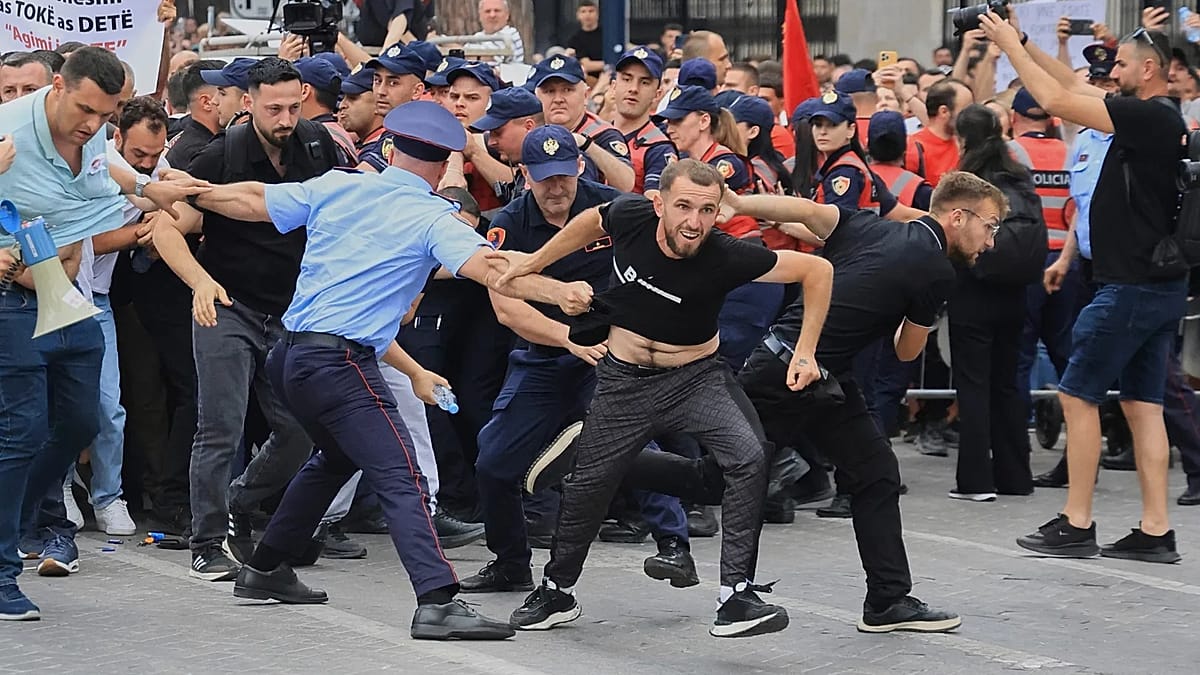 Albanijoje trečią dieną protestuojama dėl su Trumpo šeima siejamo kurorto: kas kelia įtampą