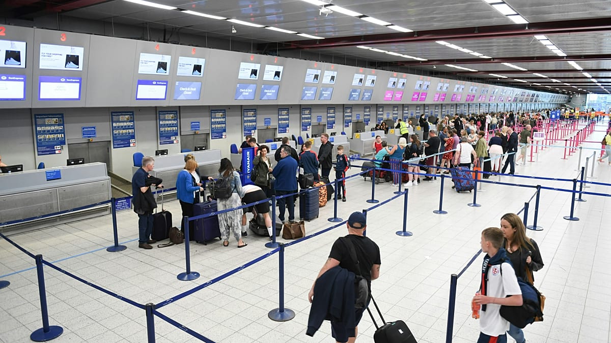 Skrydžių Europoje mažėja pirmąkart po pandemijos: kas labiausiai pristabdė keleivių srautus?