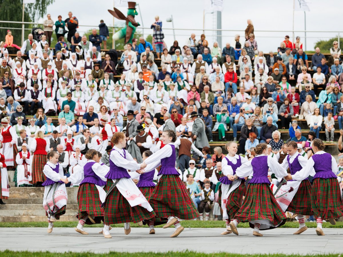 Jonavoje Joninių slėnyje skambėjo tarptautinis chorų ir šokių festivalis „Čia mes laimingi“