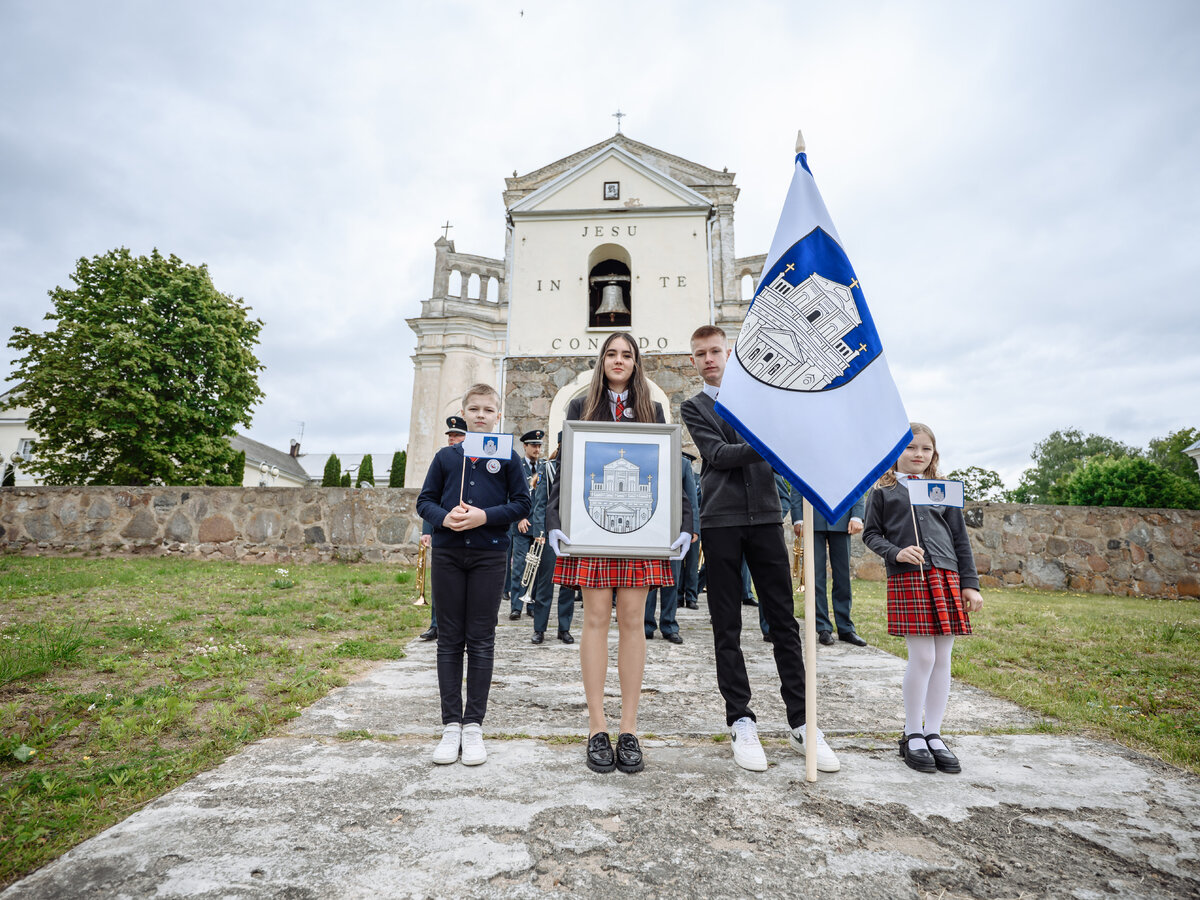 Šumskas pristatė herbą ir vėliavą: po Mišių simbolius pašventino, šventę lydėjo eisena