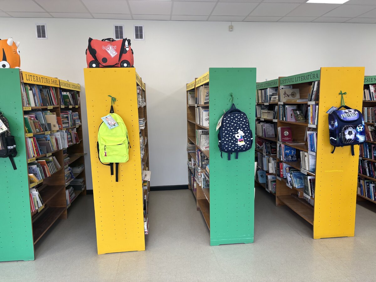Trakų biblioteka pristato edukacines kuprinėles vaikams: knygos, žaidimai ir užduotys viename