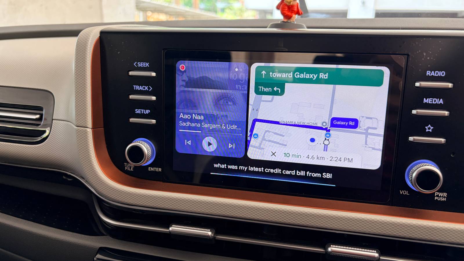 „Rivian“ atmeta „Android Auto“ ir „CarPlay“: viską statys ant DI asistento, bet ar tai suveiks?