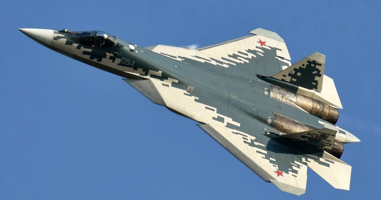 Su-57 nepadėjo: Ukrainos dronai smogė Omsko naftos gigantui už 2 500 km nuo sienos