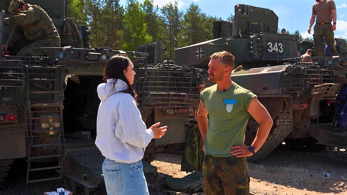 NATO rašinio konkursą laimėjusi moksleivė išbandė Bundesvero tanką: ką ji pamatė viduje