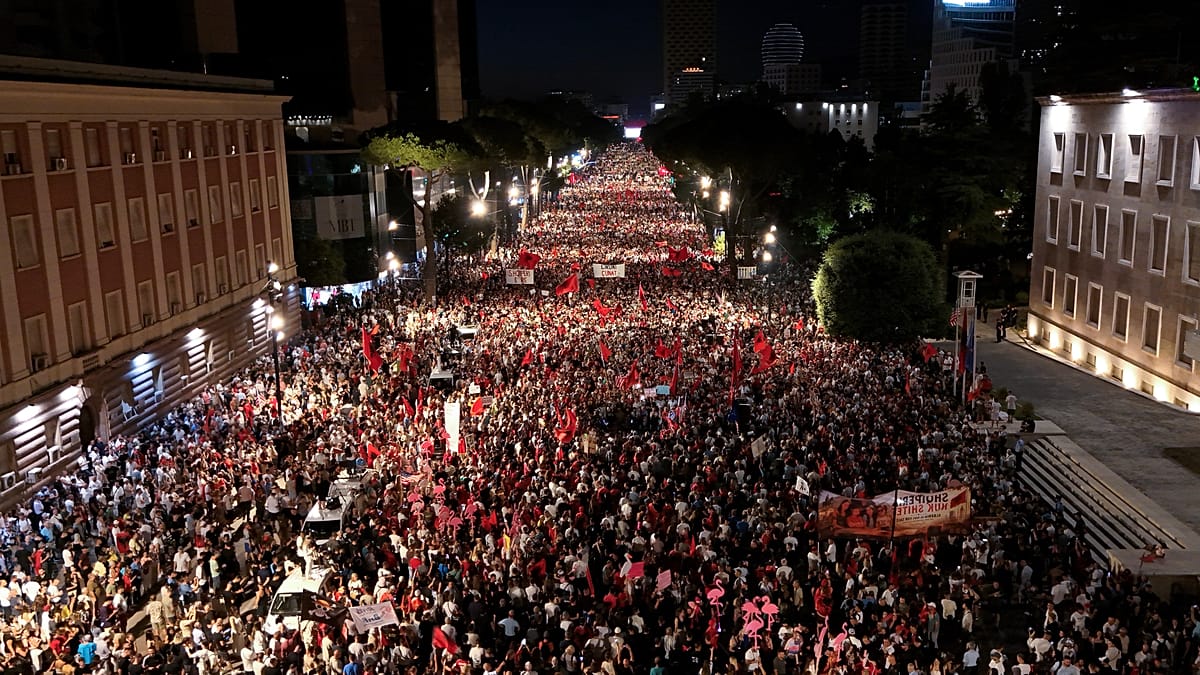 Tiranoje tęsiasi „Rožinio flamingo“ protestai: minios reikalauja sustabdyti kurortą saugomoje zonoje