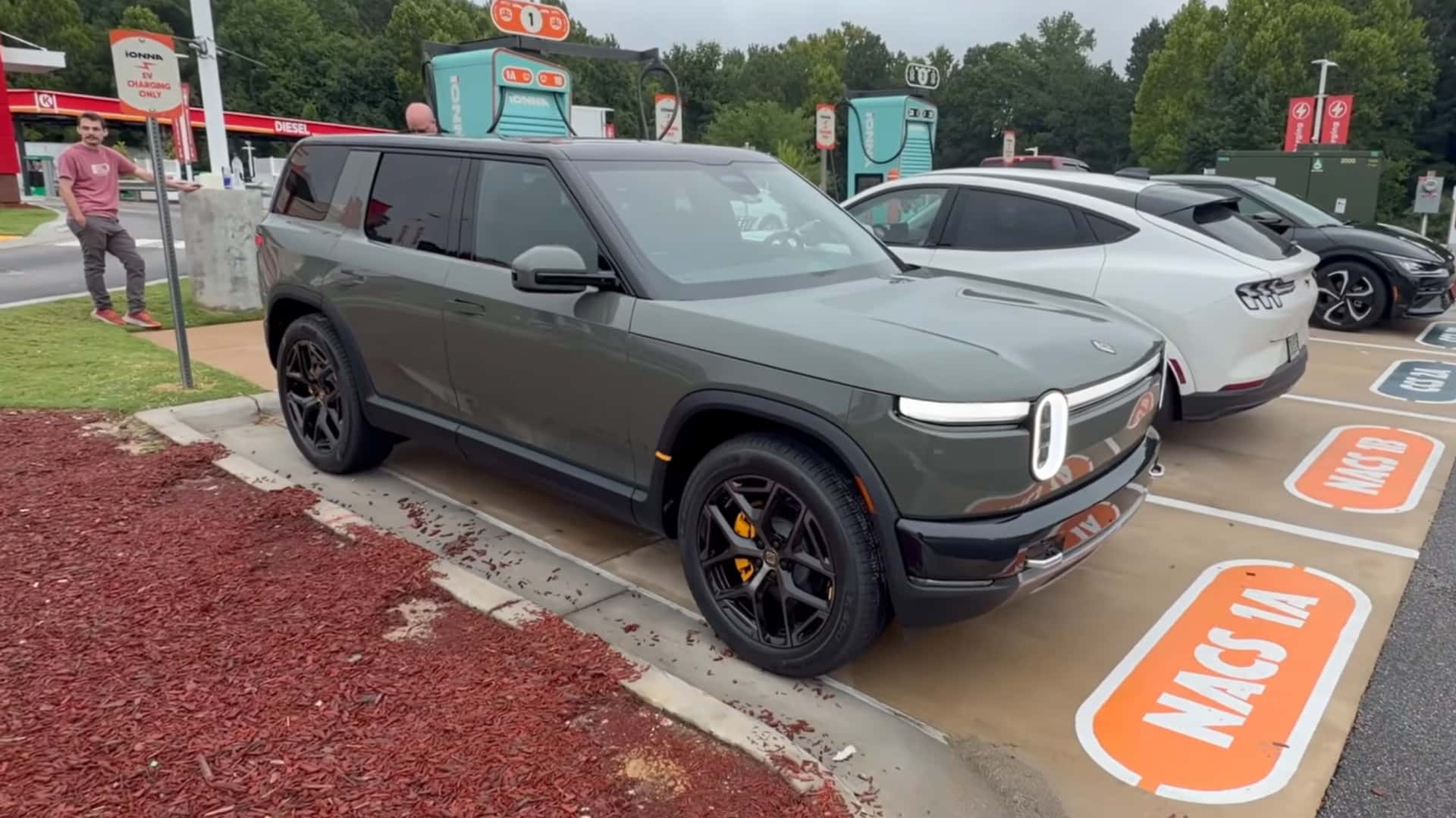 „Rivian R2“ įkrovimas šokiravo bandyme: per 15 min. – 60 proc., bet kelionėse turi silpnybę