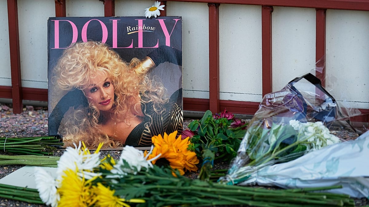 Nuotraukose – pasaulis atsisveikina su kantri muzikos legenda Dolly Parton: nuo Tenesio iki JAV miestų