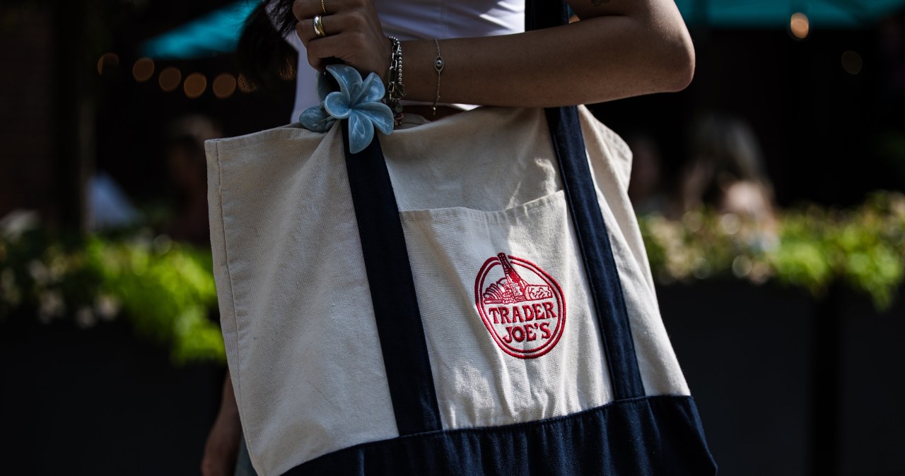 Naujoji Birkin? Paprasta „Trader Joe’s“ drobinė tapo statuso simboliu ir kainuoja šimtus eurų