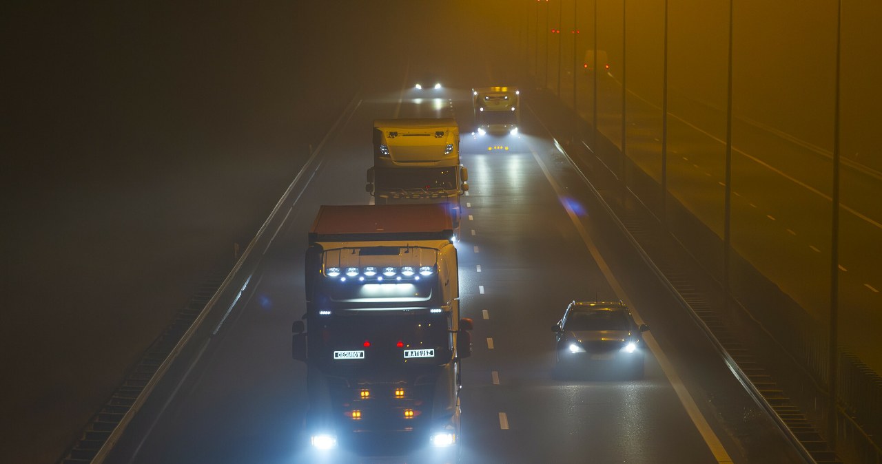 Vienas rudens įprotis kelyje brangiai kainuoja: kodėl AUTO šviesomis pasitikėti pavojinga