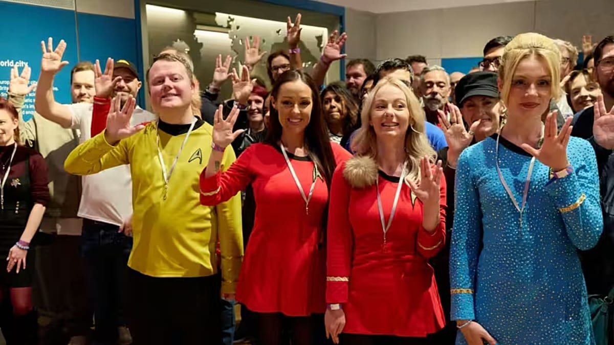 Londono mokslo muziejuje „Star Trek“ gerbėjai pasiekė rekordą: 934 vienu metu parodė vulkaniečių pasveikinimą