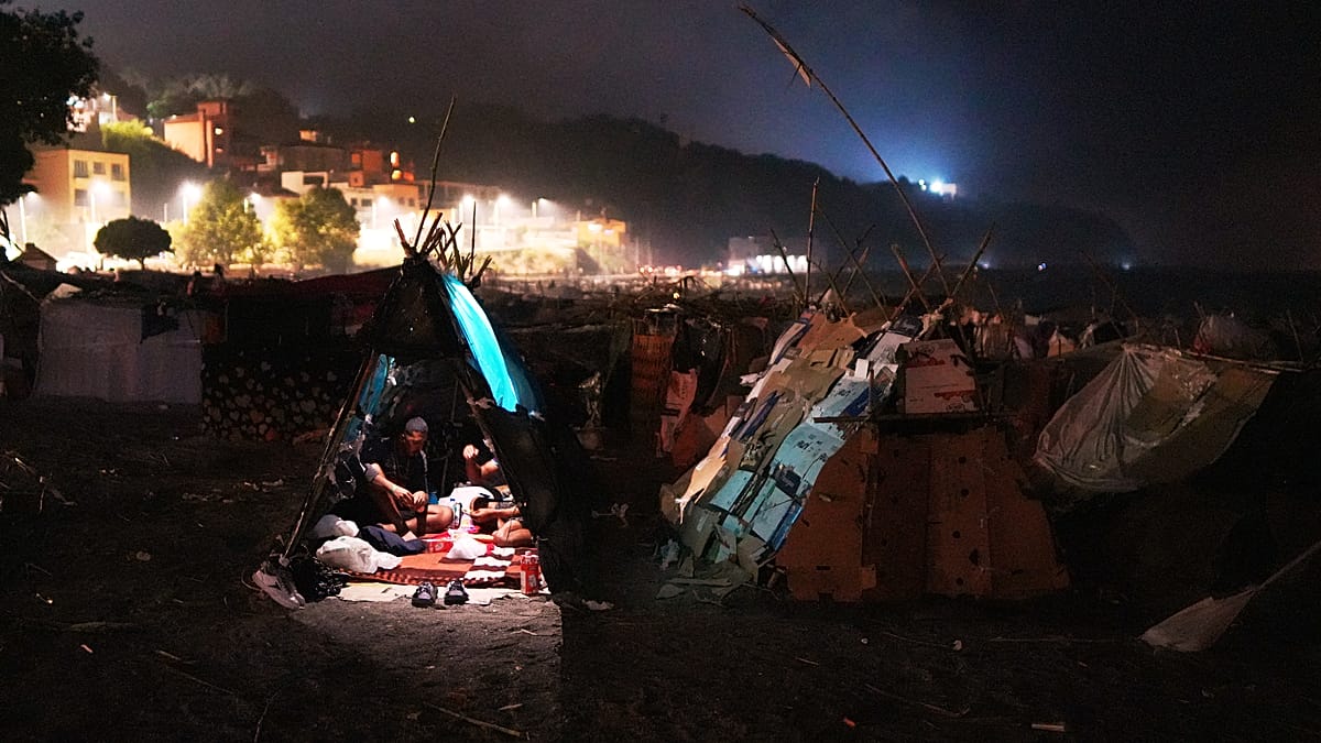 Chaosas Seutoje: 2 000 migrantų vėl grąžinti į paplūdimius, uosto stovykla perpildyta