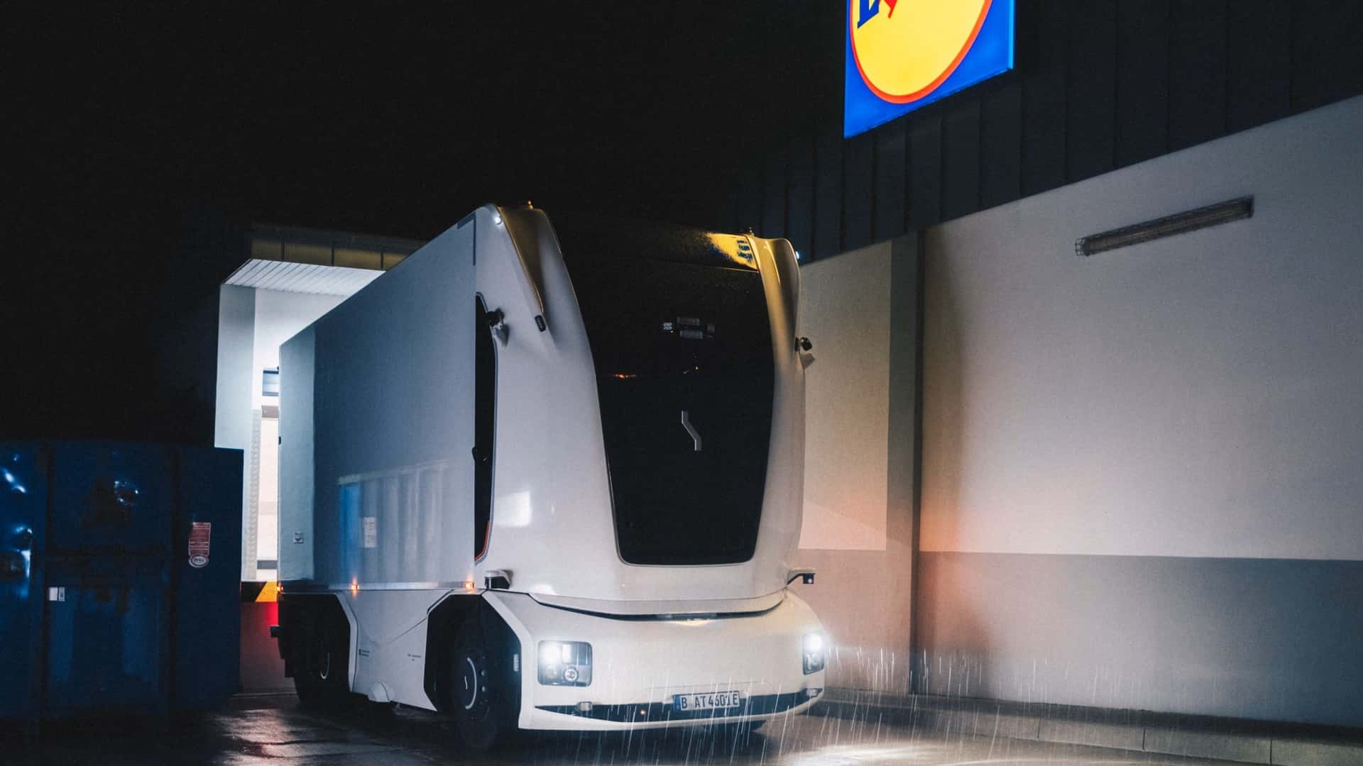 „Lidl“ Vokietijoje į gatves išleido be kabinos važiuojantį sunkvežimį: ką tai reiškia pirkėjams?