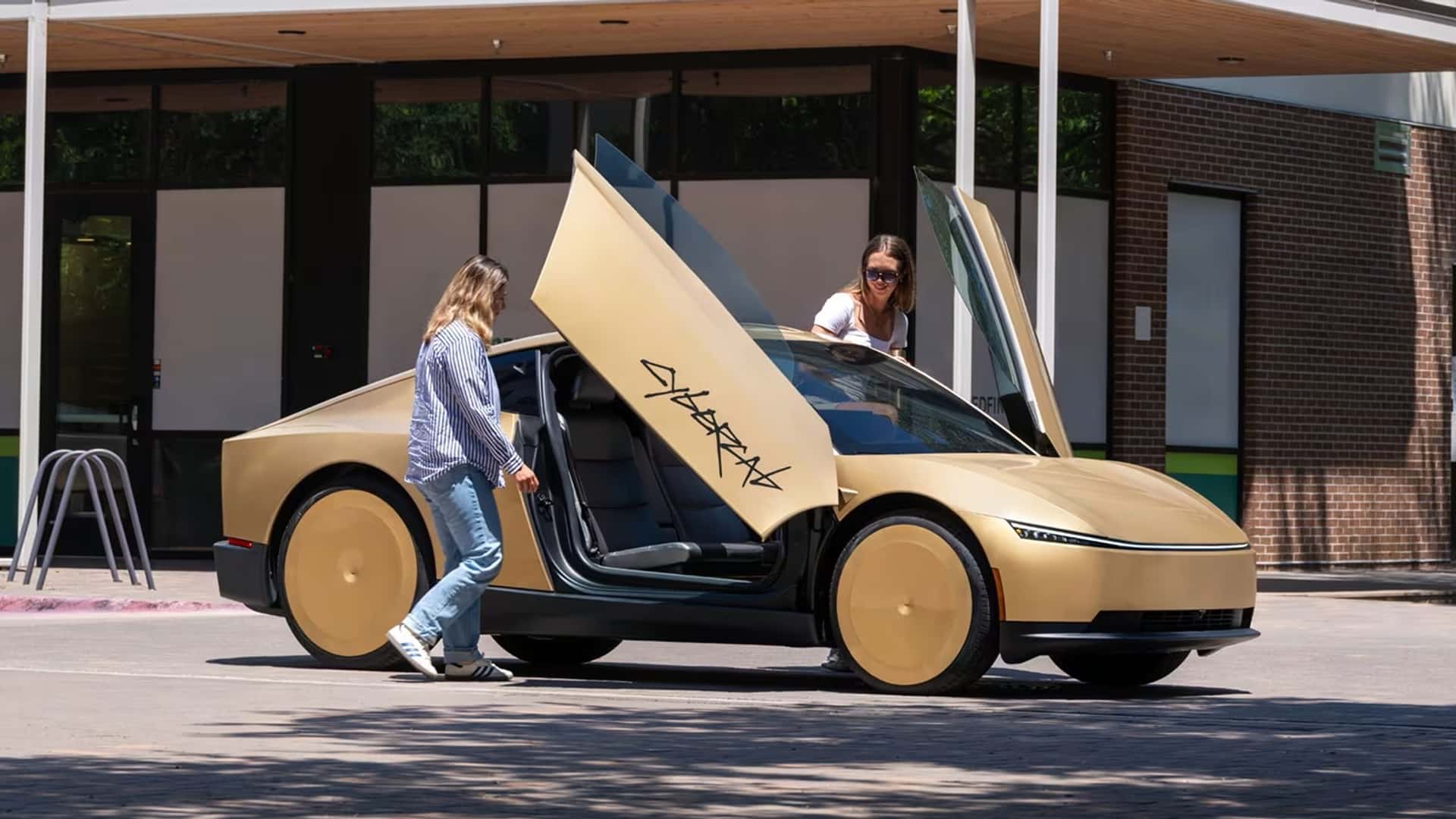 „Tesla“ pristatė „Cybercab“: robotaksi startuoja Ostine, bet „Waymo“ ir „Zoox“ jau kvėpuoja į nugarą