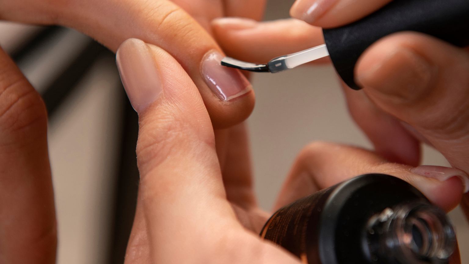 Ruduo be bordo: „Swirled Mocha Nails“ užkariauja salonus – elegancija, kuri tinka visoms