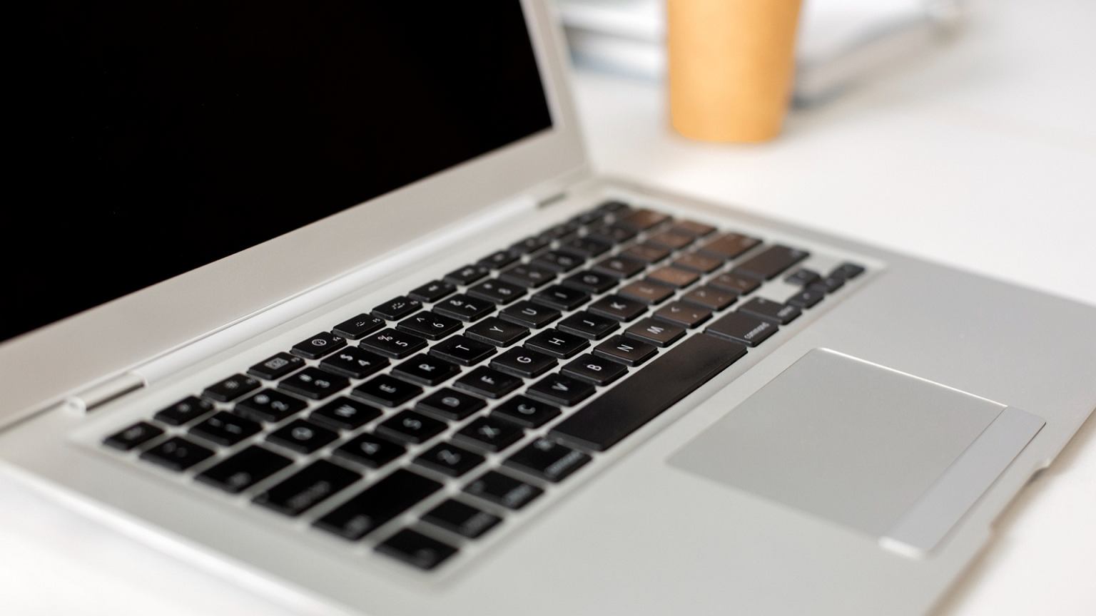 Laptopas staiga užgęsta ir ekranas pajuoduoja: 3 dažniausios priežastys, ką tikrinti pirmiausia